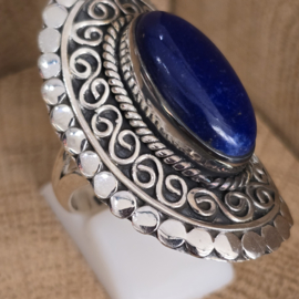 Prachtig bewerkte ring met Lapis Lazuli, maat 19