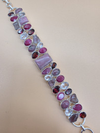 Bijzonder mooie statement armband met diverse edelstenen.