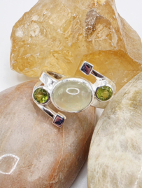 Prachtige echt zilveren ring met Peridoot. Maat 18