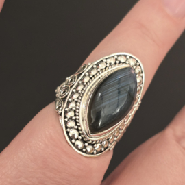 Schitterende echt zilveren ring met Labradoriet. Maat 18