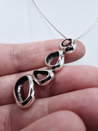 Echt zilveren hanger fantasie plus oorbellen.