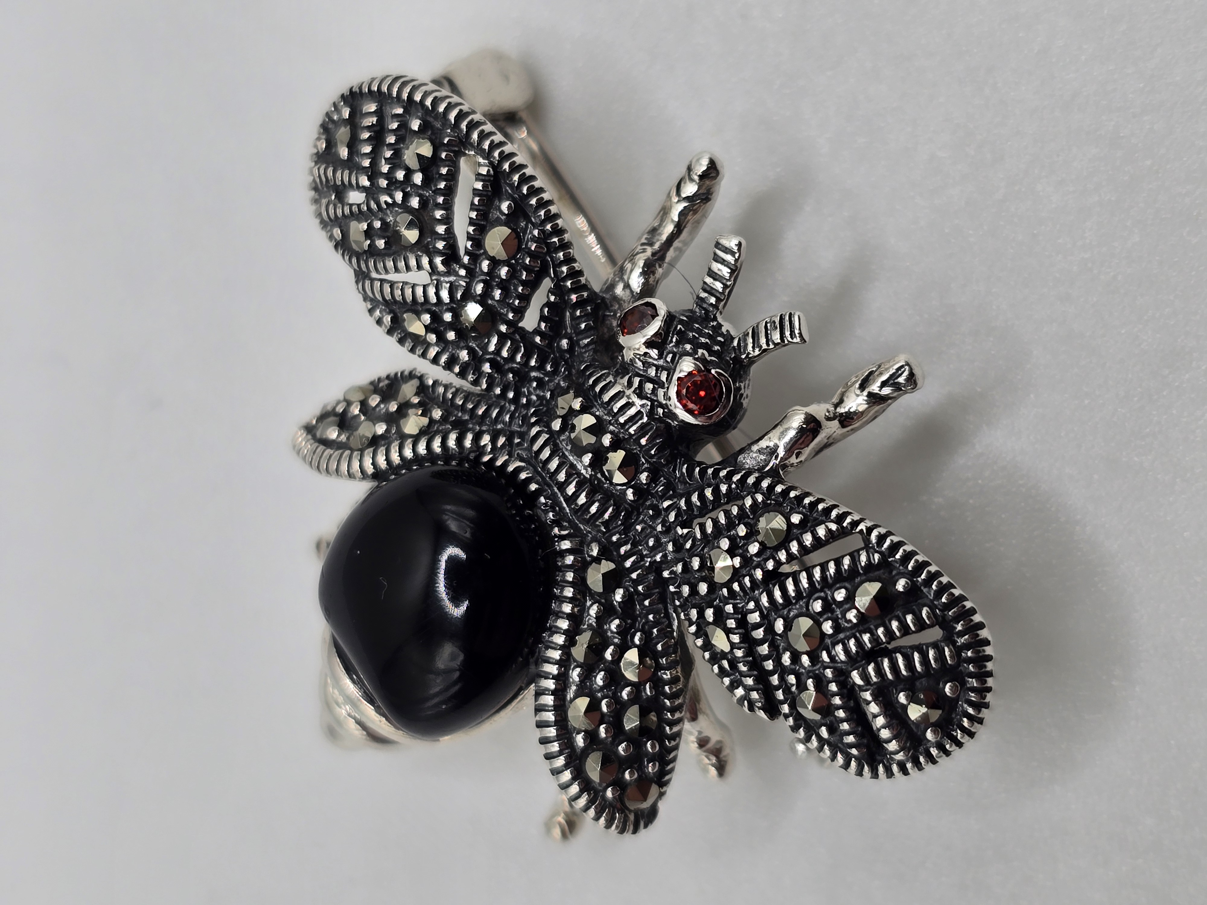 925 zilveren broche, met onyx en granaat