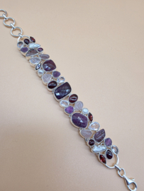 Bijzonder mooie statement armband met diverse edelstenen.