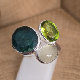 Echt zilveren  ring met saffier en Peridoot, maat 19