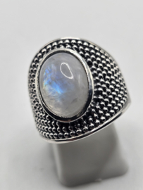 Prachtige echt zilveren ring met Maansteen. Maat 18