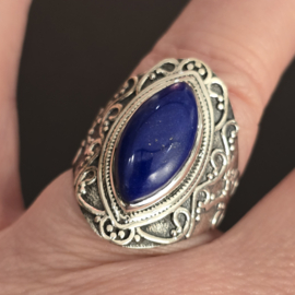 Prachtig bewerkte ring met Lapis Lazuli, maat 20