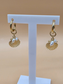 Creolen met bedeltjes schelp, zoetwaterparels