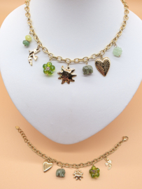 Collier met zon, bloem, olifant, hart, gegraveerde vogel, klaver