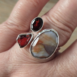 echt zilveren ring met granaat en kwarts, Maat 19.