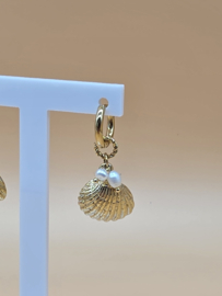 Creolen met schelp en zoetwater parels stainless steel