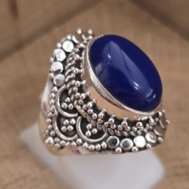 Prachtig bewerkte ring met Lapis Lazuli, maat 17
