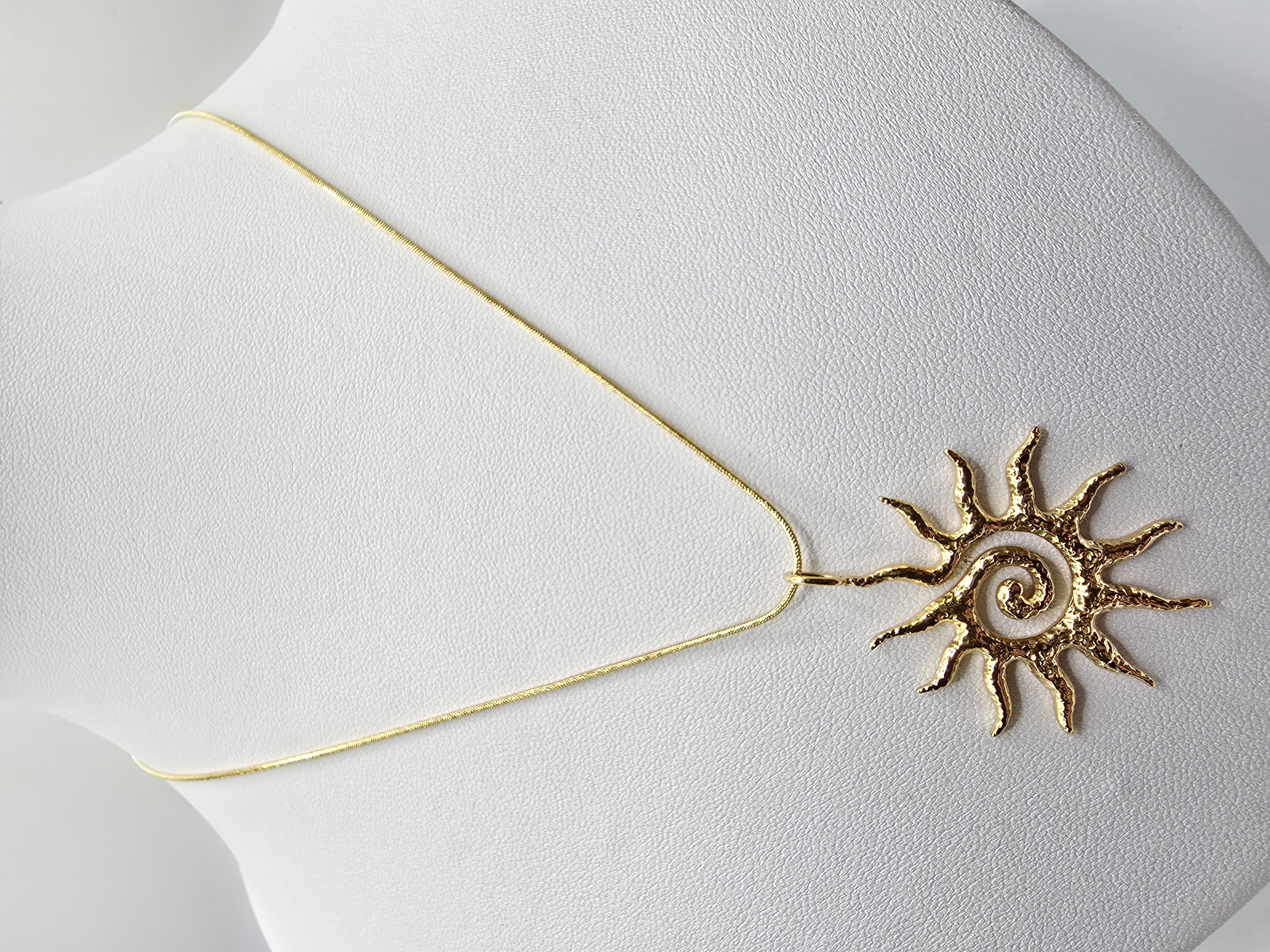 ixxxi Collier met hanger Sol Suave goud.