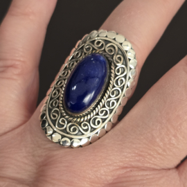 Prachtig bewerkte ring met Lapis Lazuli, maat 19