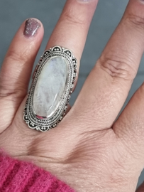 Prachtige echt zilveren ring met Maansteen. Maat 18.5