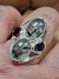 Prachtige echt zilveren ring met Rutiel quartz en Granaat. Maat 20