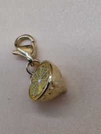 RVS charm  halve citroen emaille hanger. Goud