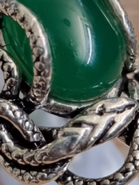 Echt zilveren bewerkte ring met groen jade. mt. 17.5