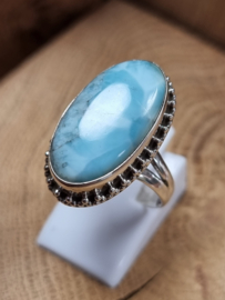 Prachtige echt zilveren ring met Larimar.   25x15 mm groot.  Maat 18.5.