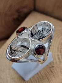 Prachtige echt zilveren ring met Rutiel quartz en Granaat. Maat 20