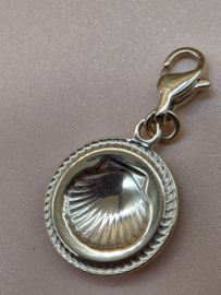 RVS charm, parelmoer, schelp. Goud.