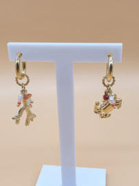 Creolen met bedeltjes in de vorm van koraal, krab, natuurlijke stenen en zoetwaterparel