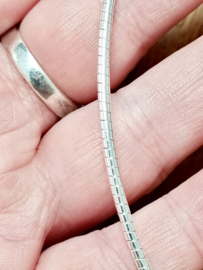 Echt zilveren Omega collier! 2 mm dik en 45 cm lengte.
