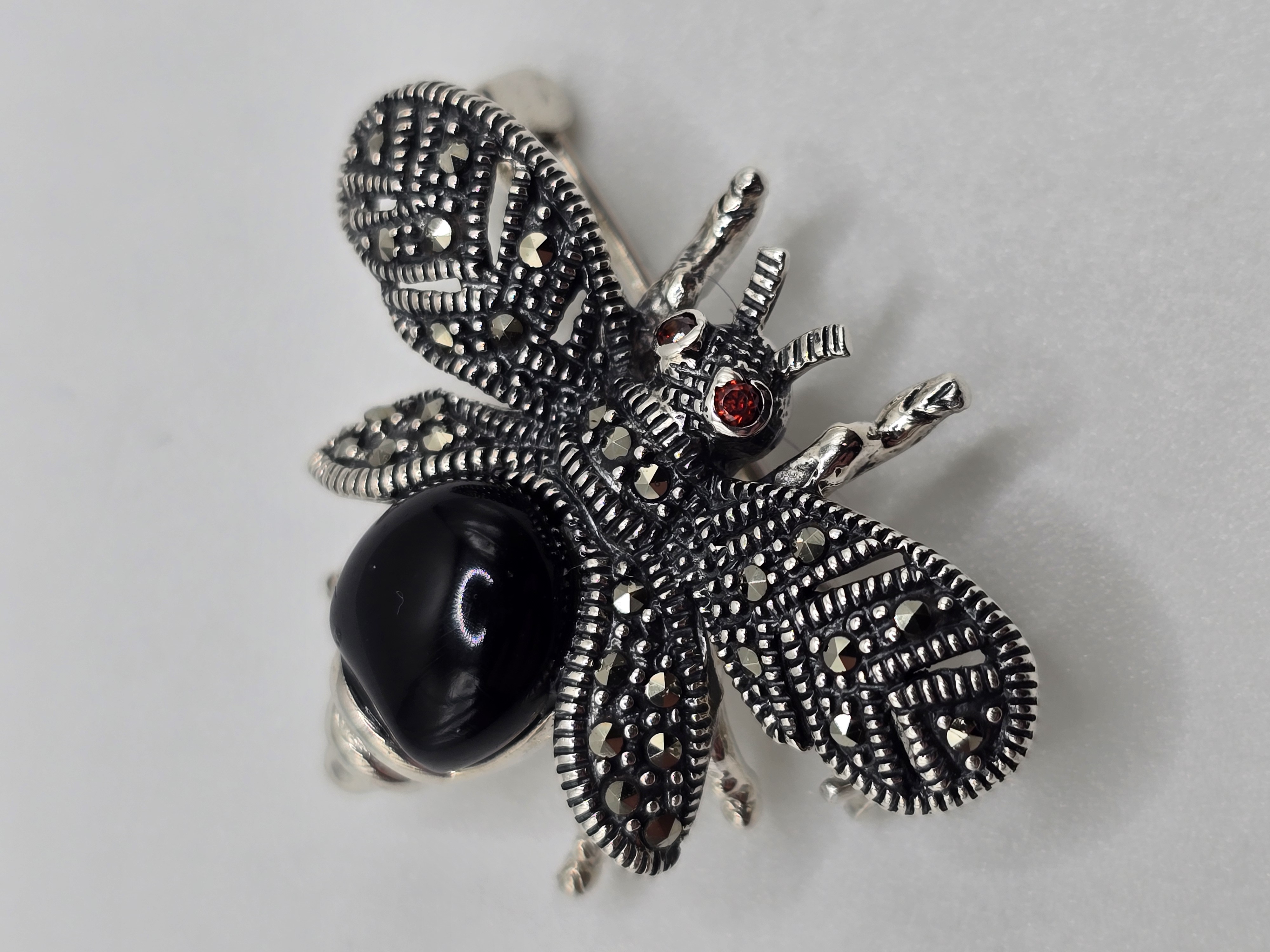 925 zilveren broche, met onyx en granaat