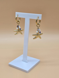 Creolen met bedeltjes in de vorm getextureerde zeesterren, zoetwaterparels, natuurlijke stenen