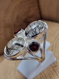 Prachtige echt zilveren ring met Rutiel quartz en Granaat. Maat 20