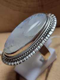 Prachtige echt zilveren ring met Maansteen. Maat 17.5