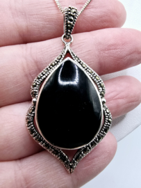 Echt zilveren hanger Marcasiet met Onyx.
