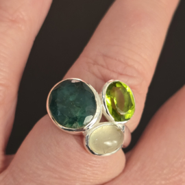 Echt zilveren  ring met saffier en Peridoot, maat 19
