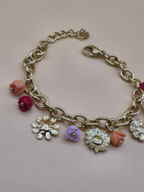 Armband met acetaat bloemige roos bedeltjes