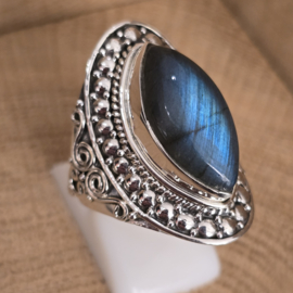 Schitterende echt zilveren ring met Labradoriet. Maat 18