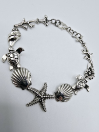 Echt zilveren armband met zee figuren.