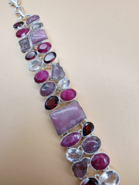 Bijzonder mooie statement armband met diverse edelstenen.