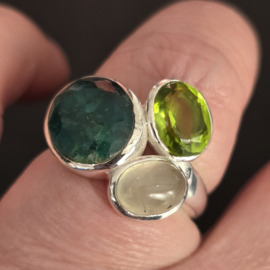 Echt zilveren  ring met saffier en Peridoot, maat 19