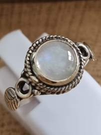 Echt zilveren ring met Maansteen, maat 16