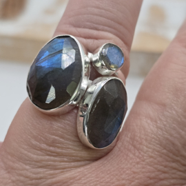 Prachtige echt zilveren ring met Labradoriet, Maat 19.