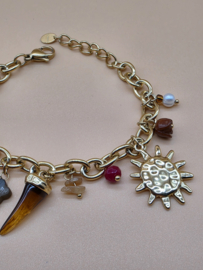 Armband met zon, scarabee, natuursteentjes.