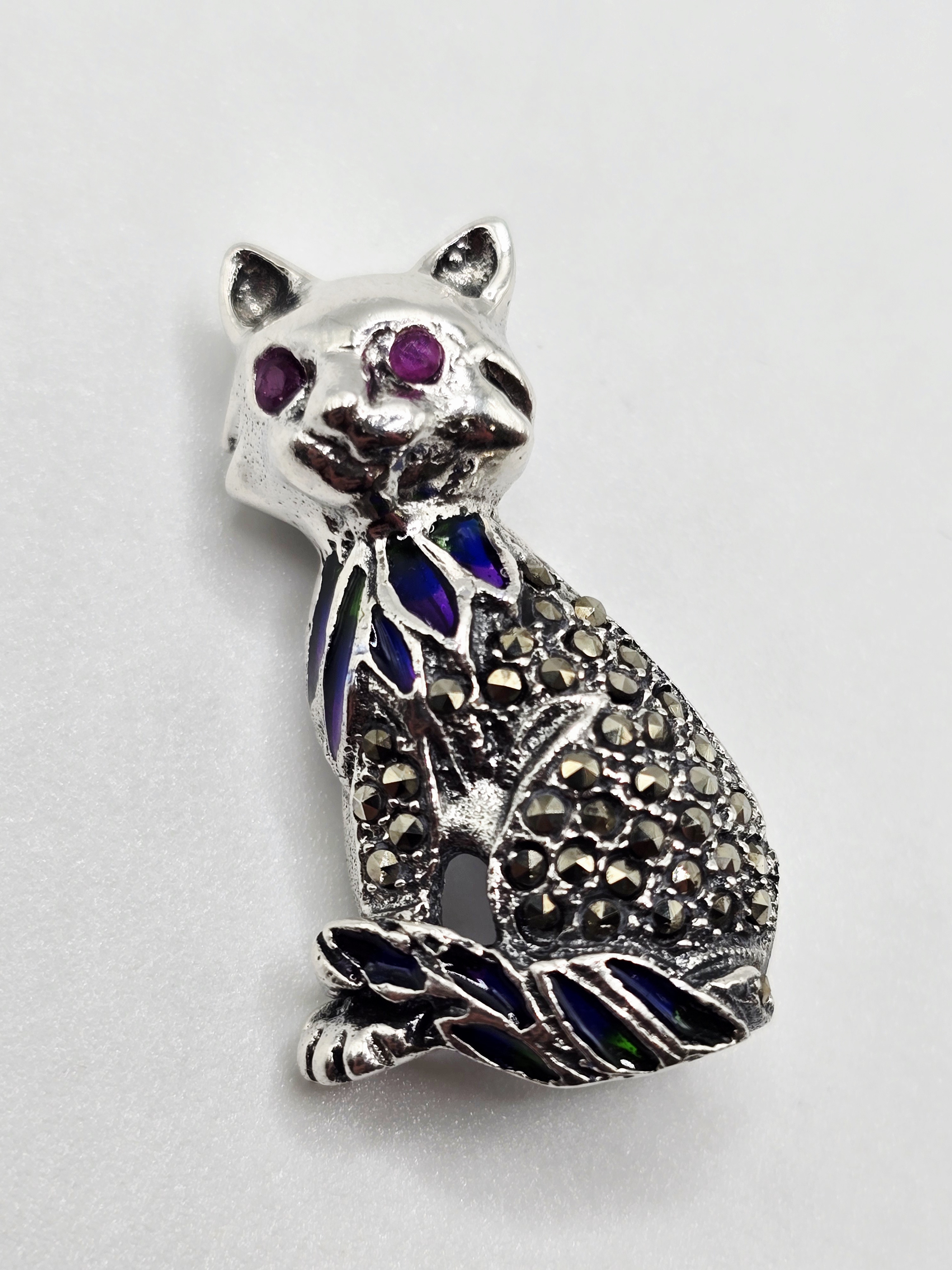 925 zilveren Broche poes met Robijn.