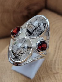 Prachtige echt zilveren ring met Rutiel quartz en Granaat. Maat 20