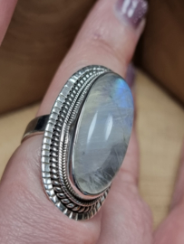 Prachtige echt zilveren ring met Maansteen. Maat 17.5