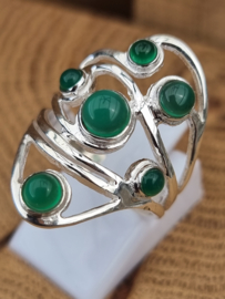 Prachtige echt zilveren ring met groene onyx.   Maat 18.