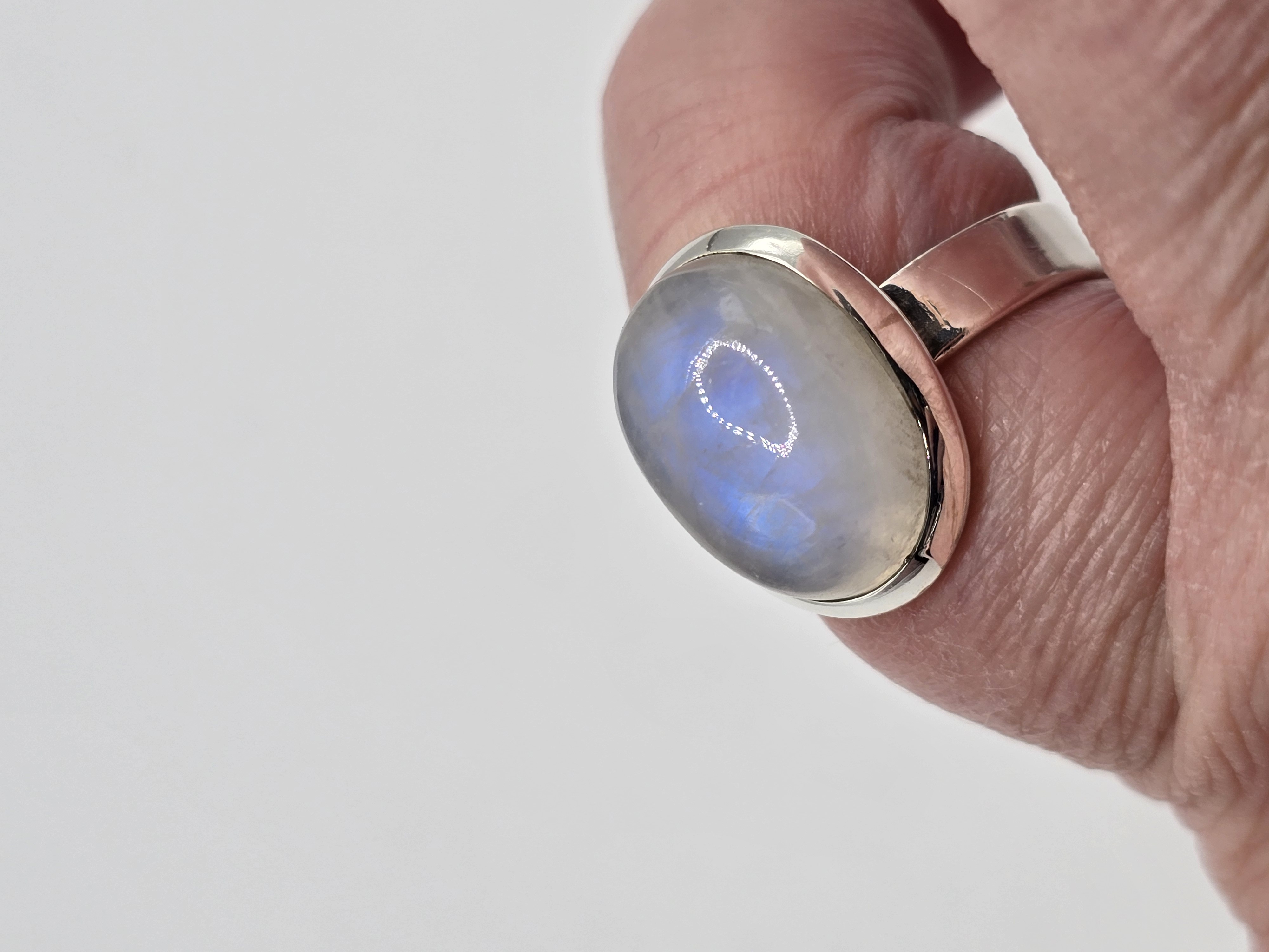 Prachtige echt zilveren ring met Maansteen, maat 17