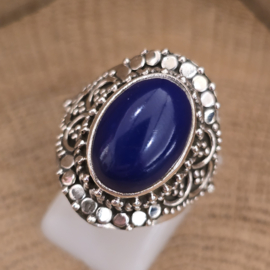 Prachtig bewerkte ring met Lapis Lazuli, maat 17