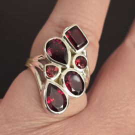 Echt zilveren ring met Granaat,  maat 18.5