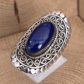 Prachtig bewerkte ring met Lapis Lazuli, maat 19