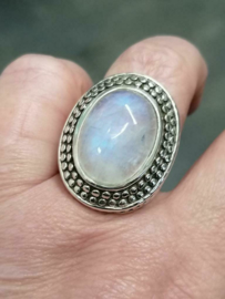 Echt zilveren zware ring met maansteen. Maat 20