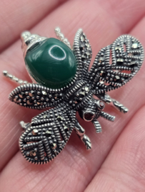 925 zilveren broche, met granaat en groene onyx